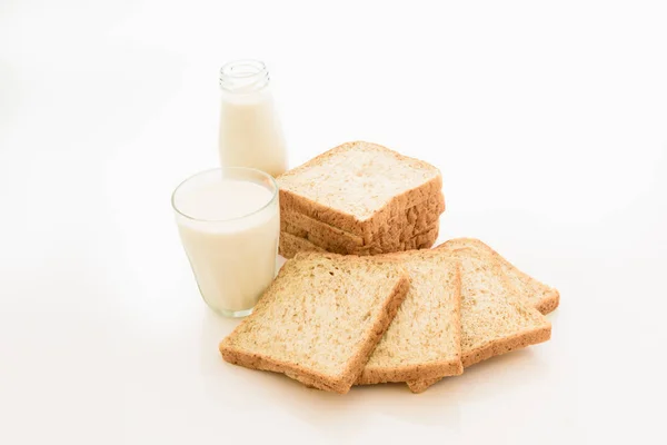 bardak süt ve beyaz arka plan üzerinde kepekli ekmek