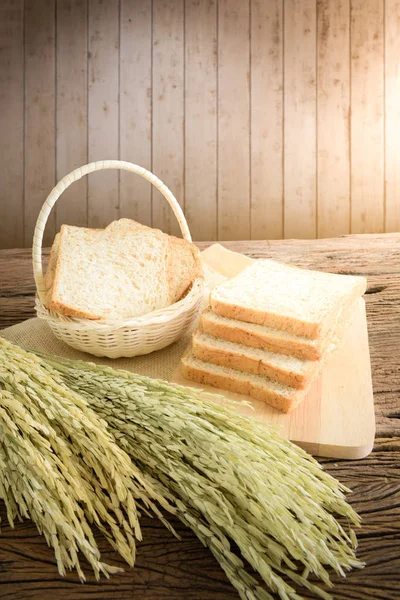 木の板に全粒小麦のパン レトロなスタイルの色 — ストック写真