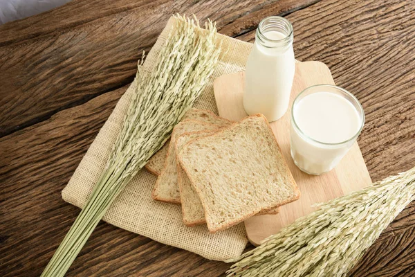 牛乳と木の板に全粒小麦パンのガラス レトロなスタイルの色 — ストック写真