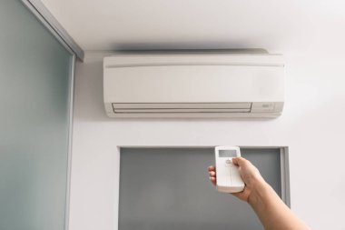 El ile uzaktan kumanda yönetmen üzerinde Klima odada