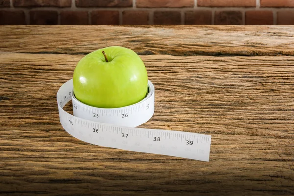 Measuring Tape Wrapped Green Apple Wooden Table Symbol Diet — Stock Photo, Image