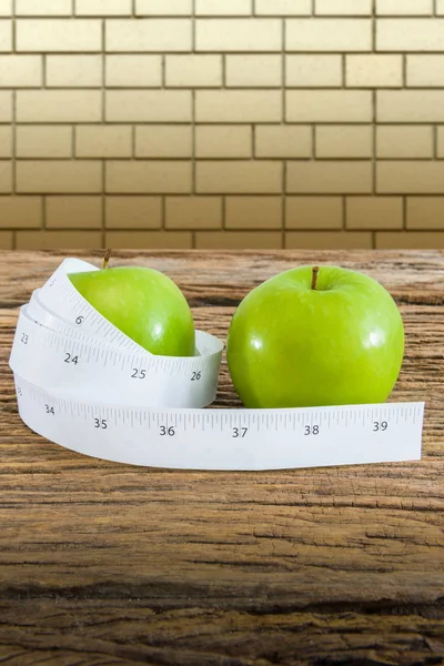 Måttband Lindade Runt Ett Grönt Äpple Träbord Som Symbol För — Stockfoto