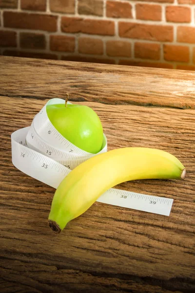 테이프 바나나 테이블에 다이어트의 상징으로 — 스톡 사진