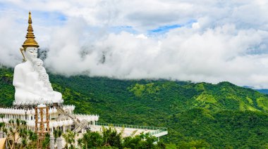 Wat Phra Thart Pha oğlu Kaew büyük Buda heykeli. Budist manastır ve tapınakta Khao Kor,: Phetchabun, Thailand.