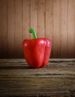 Ahşap masa üzerinde kırmızı renkli biber