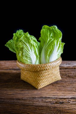 Ahşap masa üzerinde sepet içinde taze Çin lahanası