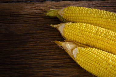 ahşap masa üzerinde taze Mısır