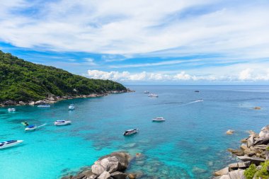 Yükseklik görünümü tropikal turkuaz lagün kumlu plaj ve tropikal orman, Similan Adası, Phuket, Tayland