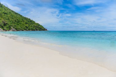 Tropikal beyaz kum plaj ve mavi gökyüzü. Similan Adaları, Tayland, Phuket