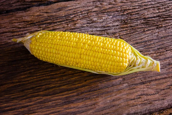Frischer Mais Auf Holztisch — Stockfoto