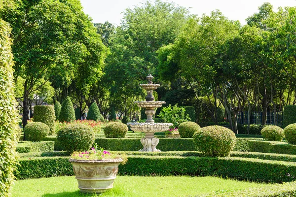 Fuente Gira Agua Parque —  Fotos de Stock