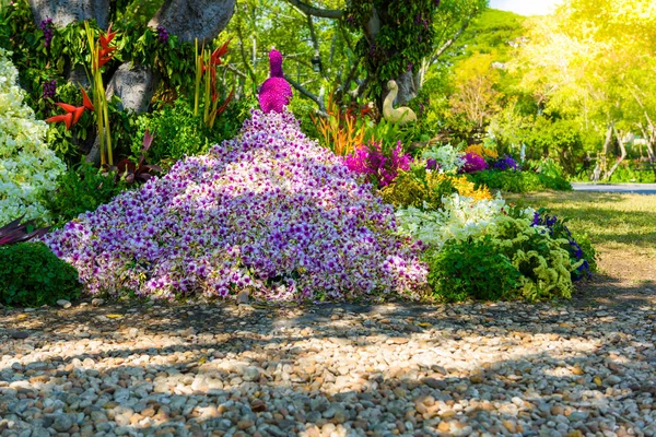 Çiçek Bahçesi tavuskuşu şeklinde