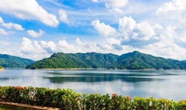 Khun Dan Prakan Chon Barajı, Nakhon Nayok, Tayland arkasında dağ su kaynağı