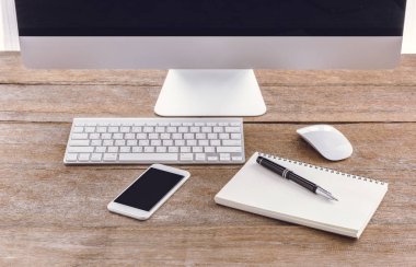 Ofis donatım üstünde okul sırası. Çalışma alanı veya arka plan