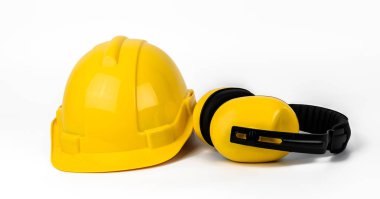 Beyaz arka plan üzerinde izole zor şapka ve kulak muffs