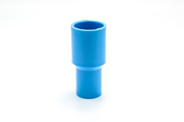 Mavi pvc boru bağlantı beyaz arka plan üzerinde izole Vanalı