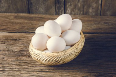 ördek natürmort sepet yumurta grunge ahşap arka plan üzerinde