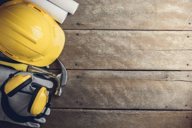 Ahşap arka plan kopya alanı ile Emanet ekipman ve araç kiti. Retro tarzı renk