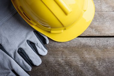 Kopya alanı ile ahşap arka plan üzerinde güvenlik ekipmanları
