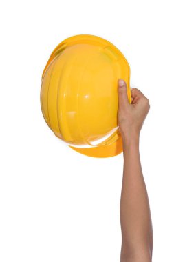 Bir kask, beyaz arka plan üzerinde izole kask tutan kadın el