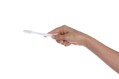 el, beyaz zemin üzerine izole bir diş fırçası