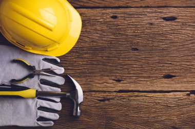 Ahşap arka plan kopya alanı ile Emanet ekipman ve araç kiti. Retro tarzı renk