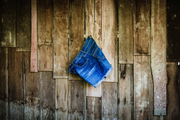 Παλιάς Χρονολογίας Γυναικεία Τζιν Σορτσάκι Που Κρέμονται Από Ξύλινο Τείχος — Φωτογραφία Αρχείου