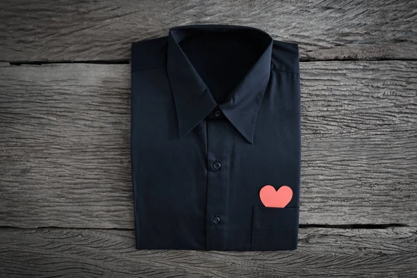 Siyah Gömlek Cebinde Ahşap Arka Plan Üzerinde Kırmızı Kalp — Stok fotoğraf