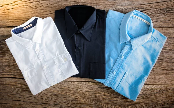 Zwart Shirt Wit Shirt Spijkerbroek Shirt Houten Achtergrond — Stockfoto