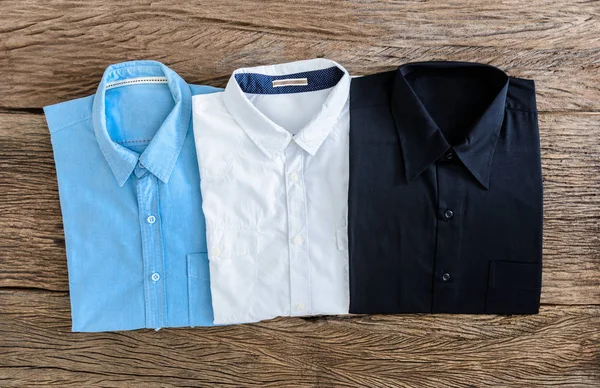 Zwart Shirt Wit Shirt Spijkerbroek Shirt Houten Achtergrond — Stockfoto