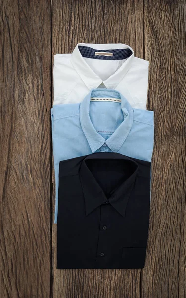 Zwart Shirt Wit Shirt Spijkerbroek Shirt Houten Achtergrond — Stockfoto