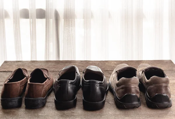 Sapatos Masculinos Luz Sombra Uma Cortina Janela Fundo Madeira Cor — Fotografia de Stock