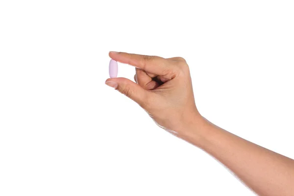 Beyaz arka plan üzerinde izole siyah hap tutan kadının el