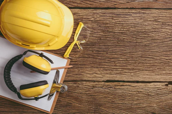 Kopya alanı ile ahşap arka plan üzerinde güvenlik ekipmanları