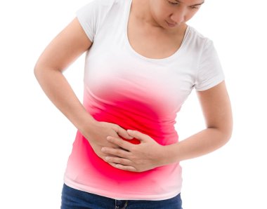 Genç casual kadın mide ağrısı geçiriyor. Beyaz arka plan üzerinde izole