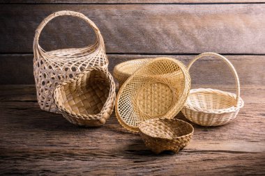 Bambu sepet, sepet ahşap arka plan üzerinde grup