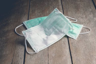 ahşap arka plan, tıbbi kavramı üzerinde yeşil koruyucu maske