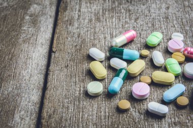 tabletler ve ahşap masa hapları. Tıp kavramı