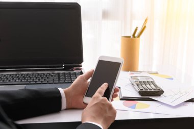 işkadını modern cihazlar, labtop bilgisayar ve cep telefonu Ofis Masası üzerinde çalışma