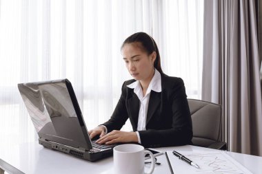 Dizüstü bilgisayar kullanma office iş kadını