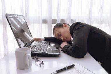 office dosyalarını ve labtop olan, çok çalışma iş kadın
