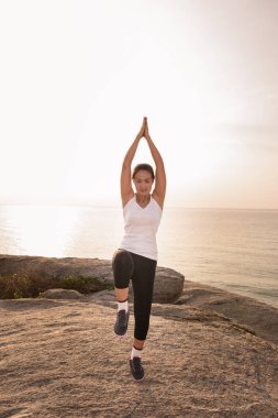 kadının sahilde açık havada spor yapması. Fitness ve yaşam tarzı kavramı