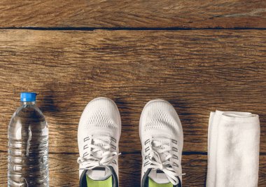 Spor ve fitness kavramı ahşap plakalar arka plan üzerinde. Üstten görünüm
