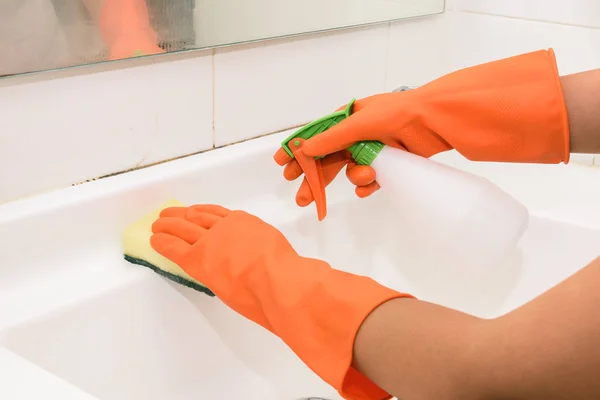 Vrouw Doen Klusjes Badkamer Thuis Wastafel Kraan Met Spray Wasmiddel — Stockfoto