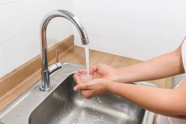Tvätta Händerna Med Strömmande Vatten Köket Hygien Konceptet — Stockfoto