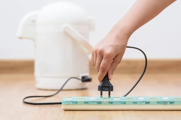 Mujer Desenchufado Enchufe Para Ahorrar Energía Concepto Ahorro Energético — Foto de Stock