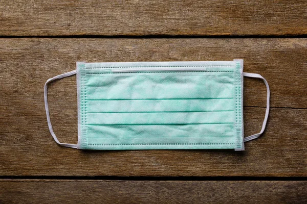 ahşap arka plan, tıbbi kavramı üzerinde yeşil koruyucu maske