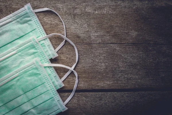 ahşap arka plan, tıbbi kavramı üzerinde yeşil koruyucu maske