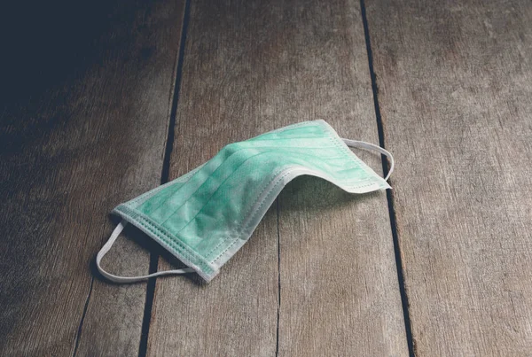 ahşap arka plan, tıbbi kavramı üzerinde yeşil koruyucu maske