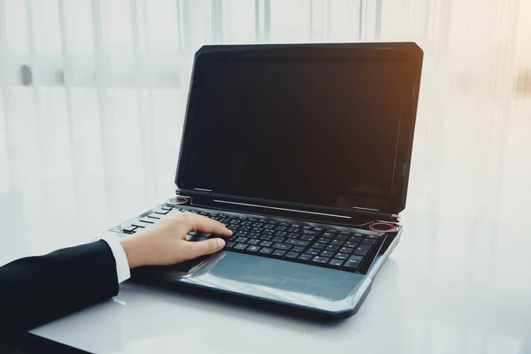 Cerca Mano Mujer Negocios Utilizando Ordenador Portátil Oficina — Foto de Stock